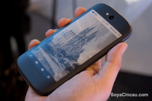 Çift Ekranlı YotaPhone 2 Tanıtıldı Çift Ekranlı YotaPhone 2 Tanıtıldı
